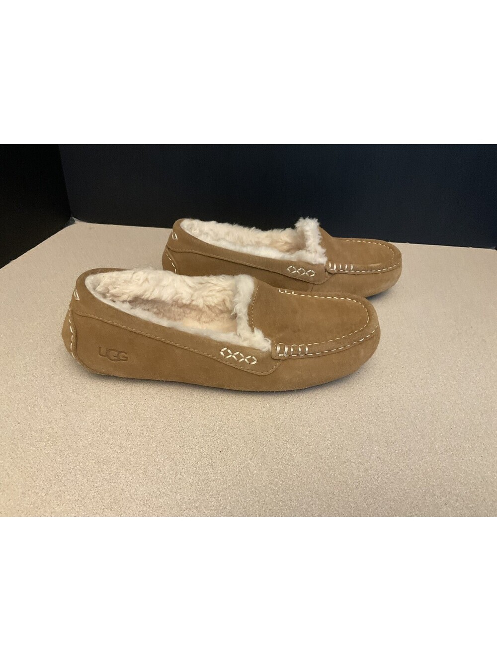 Womens UGG Australia Ansley Chestnut Suede Sheepskin Moccasin Slippers. Size 8.
